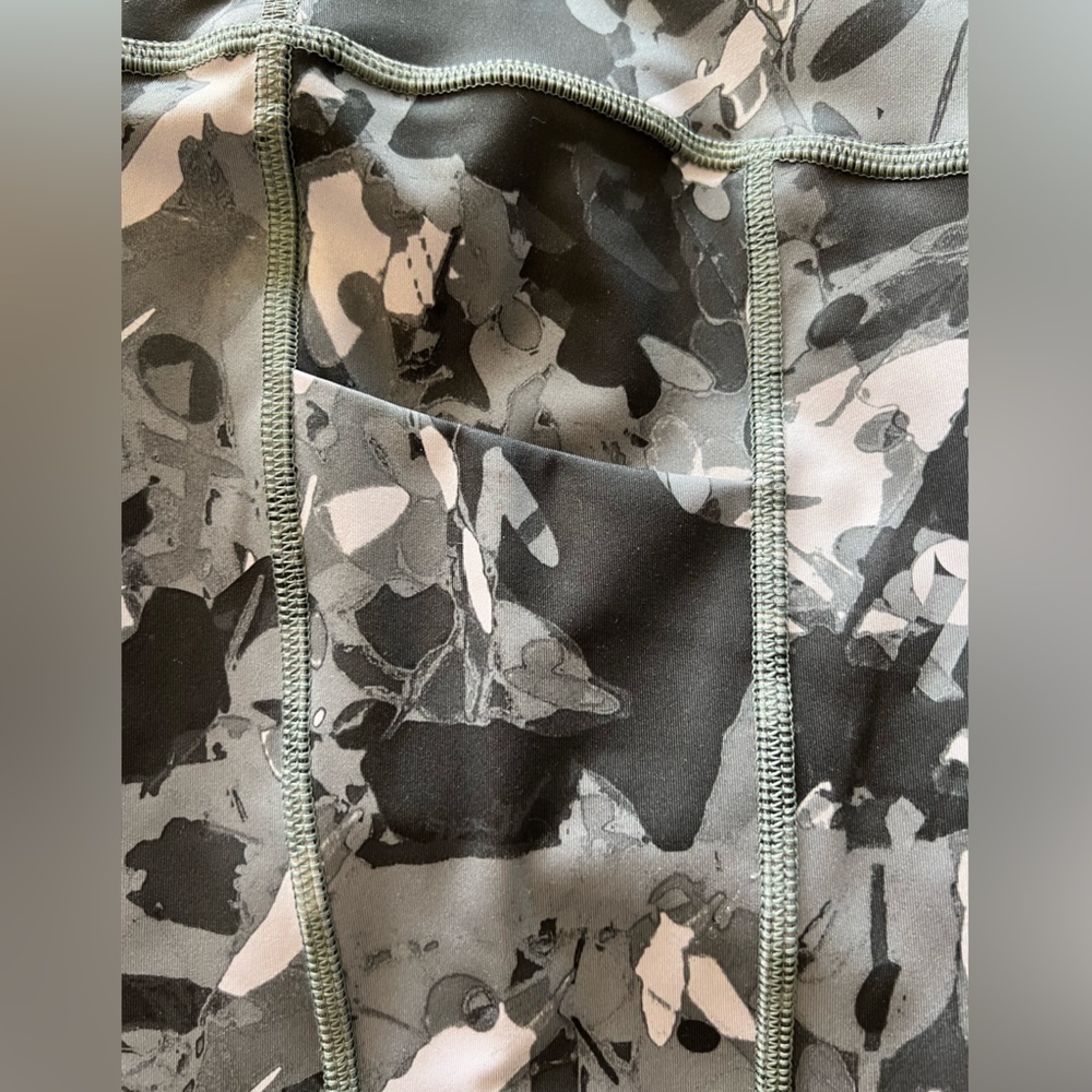 The North Face Printed Motivation 7/8 Pocket Tights - Picture 2 of 3